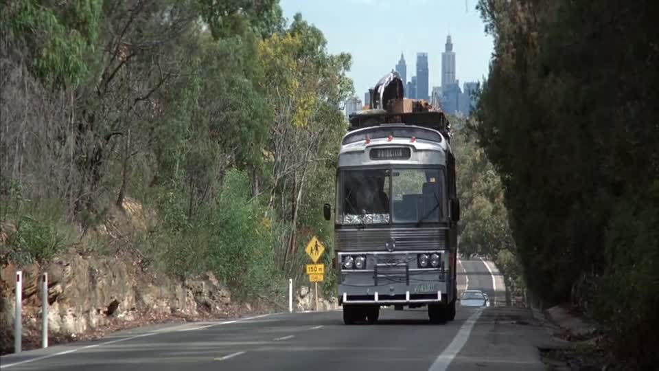 Dobrodružství Priscilly královny pouště (Terence Stamp Hugo Weaving Guy Pearce 1994 Komedie Drama Hudební Road movie) Cz dabing mp4